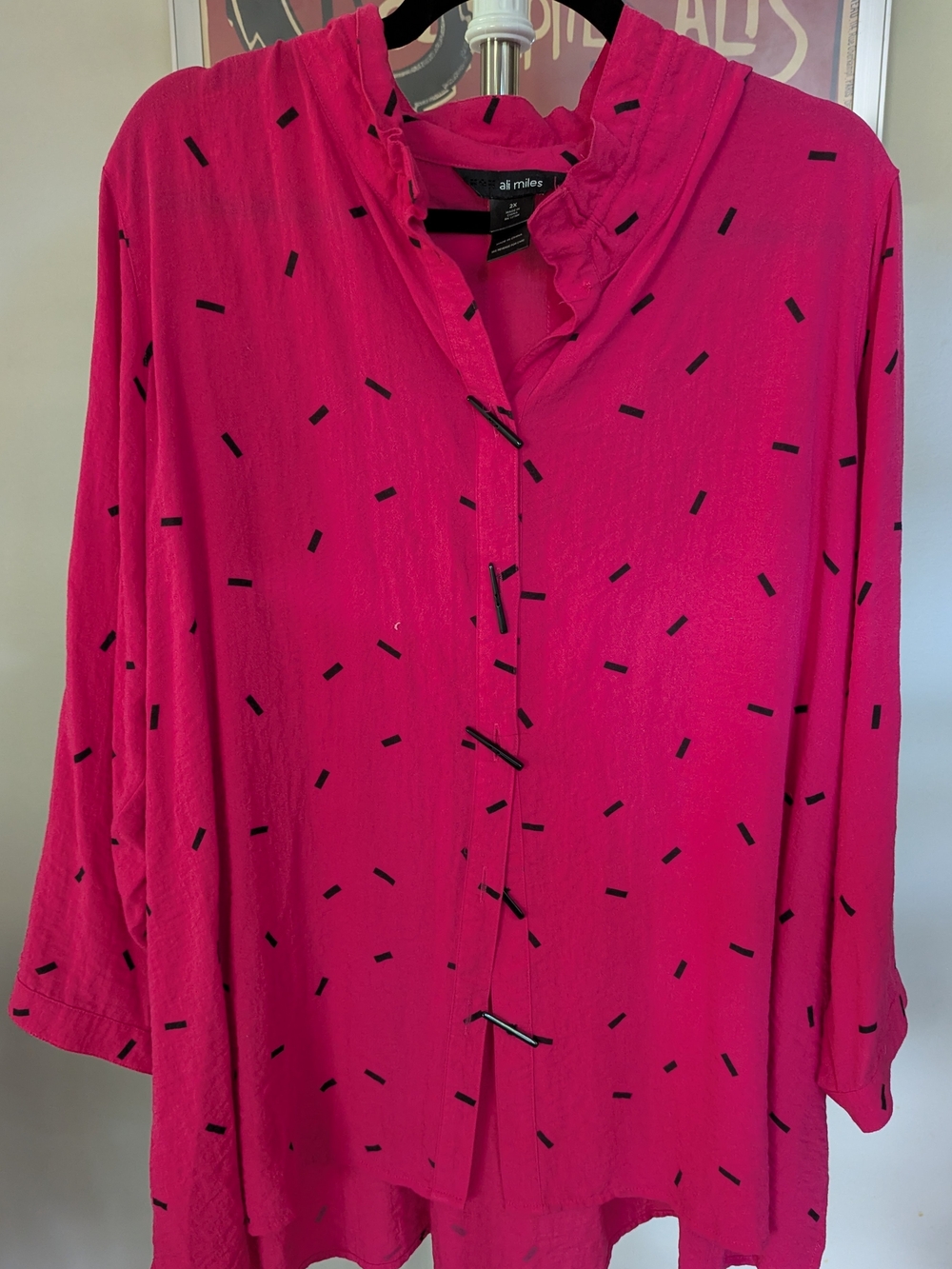 $15 Ali Miles 2X Hot Pink Black Toggle Accent Abstract Blouse Plus Size EUC